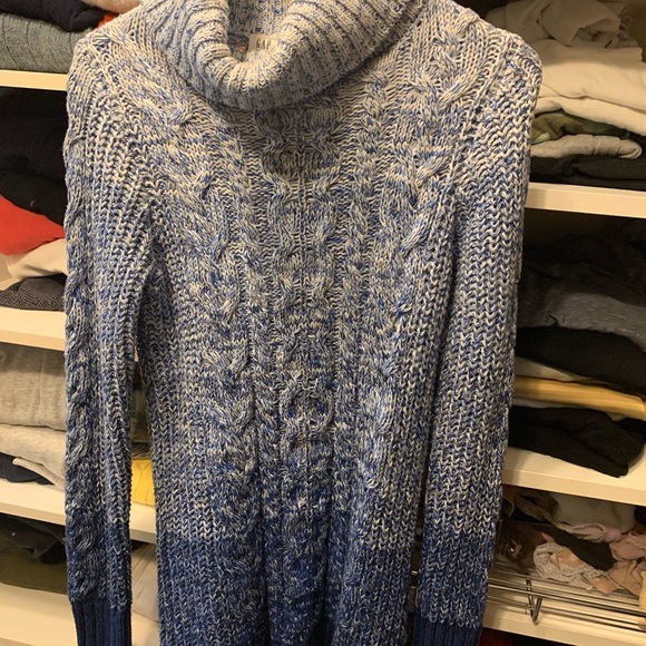 Gap thick Cotton turtleneck sweater. Reaches to upper thigh. Cut slim. - Picture 2 of 3